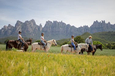 Visita guiada por Montserrat e passeio a cavalo com transporte privado saindo de Barcelona